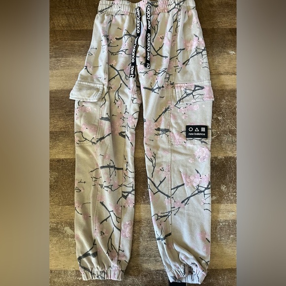 Girl’s New Balance Sweatsuit - Picture 3 of 3